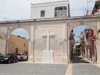 ...introdotta da un suggestivo sagrato ad archi